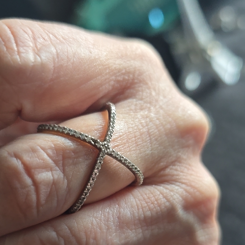 Elegant Silver Crisscross Ring
